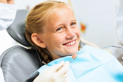 Nahaufnahme eines lächelnden Kindes während einer Zahnuntersuchung