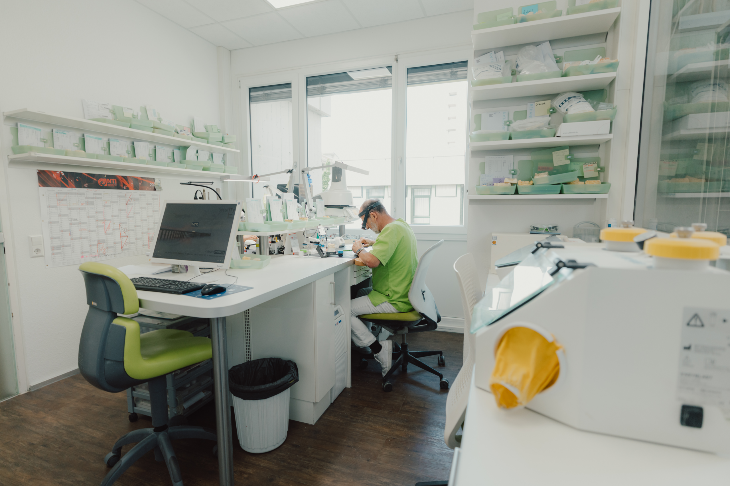 Zahntechniker arbeitet in einem modernen Dentallabor der Zahnarztpraxis Dünkler in Esslingen.